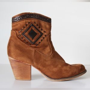 Short western boho chic boots with heel